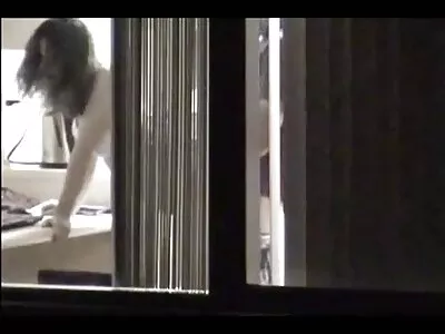 ملفی برونیٹ برین بینسن نے اپنے بیکنز کو سگسی روسی چمکایا