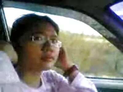 گرم نوجوان کمنگ کے دوران سکس از کون روسی موسیقی سن رہا ہے۔