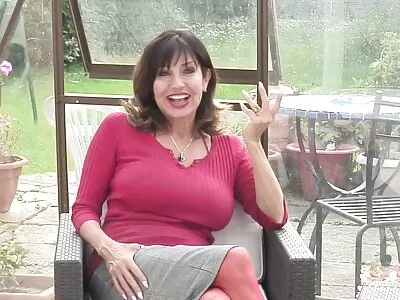 Adriana ایک بڑے رسیلی مرگا سوپر سکس روسی کے لئے اس کے گدی کے گالوں کو پھیلاتا ہے