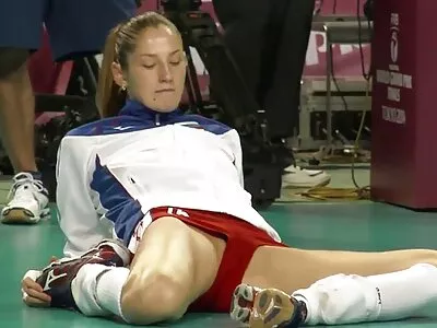 ٹیلر سکس روسی از کون کش کے اوپر بیڈنگ ڈرل ہو جاتی ہے۔