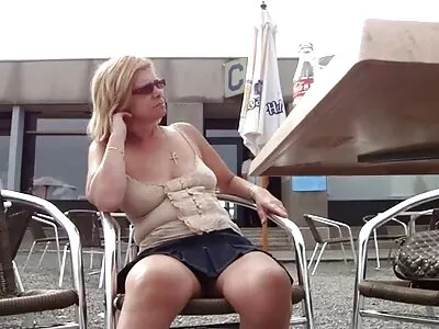 شیشے کے ساتھ سنہرے بالوں والی گھٹنے ٹیک کلیپ سکسی روسی کر چوس رہی ہے۔