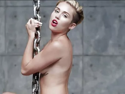 لیٹنا نوکرانی Tia سائرس بڑی چوچیان کے ساتھ جنسی ہے اور لنڈ سکس روسی جدید چوسنا