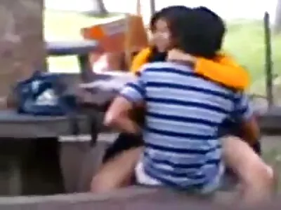 دو لڑکیاں ایک لڑکا دل لگی کر رہی ہیں۔ فیلم سکسی روسی