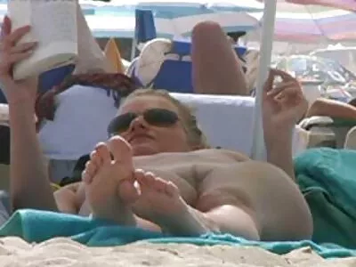 سرخ بالوں والی سلٹ لنڈ سکس جوانان روسی چوس رہی ہے۔