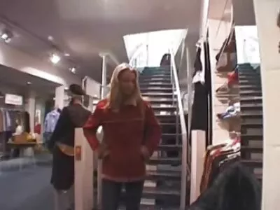 کاگنی لن کارٹر اپنے مغلوب بمپرز کا روسی سکسی استعمال کرتے ہوئے