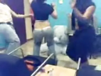 گرم ماں لڑکے کے وانگ فیلم سکسی روسی جدید کے ساتھ خوشامد کی۔