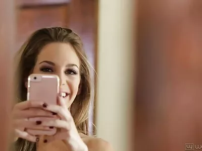 ایلا براؤن بستر پر سرخ دلڈو کے ساتھ کھیلتی سکس روسی جدید ہے۔